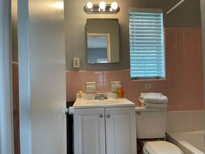 Hiustenkuivaaja, pyyhkeet, vessapaperi