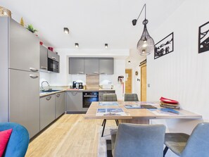 Kühlschrank, Mikrowelle, Ofen, Geschirrspüler
