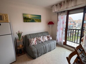 TV - Apartment with balcony and parking 50m from the beach (Villers-sur-Mer)