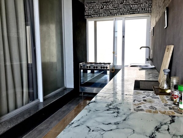 Frigorífico, microondas, horno y placa de cocina