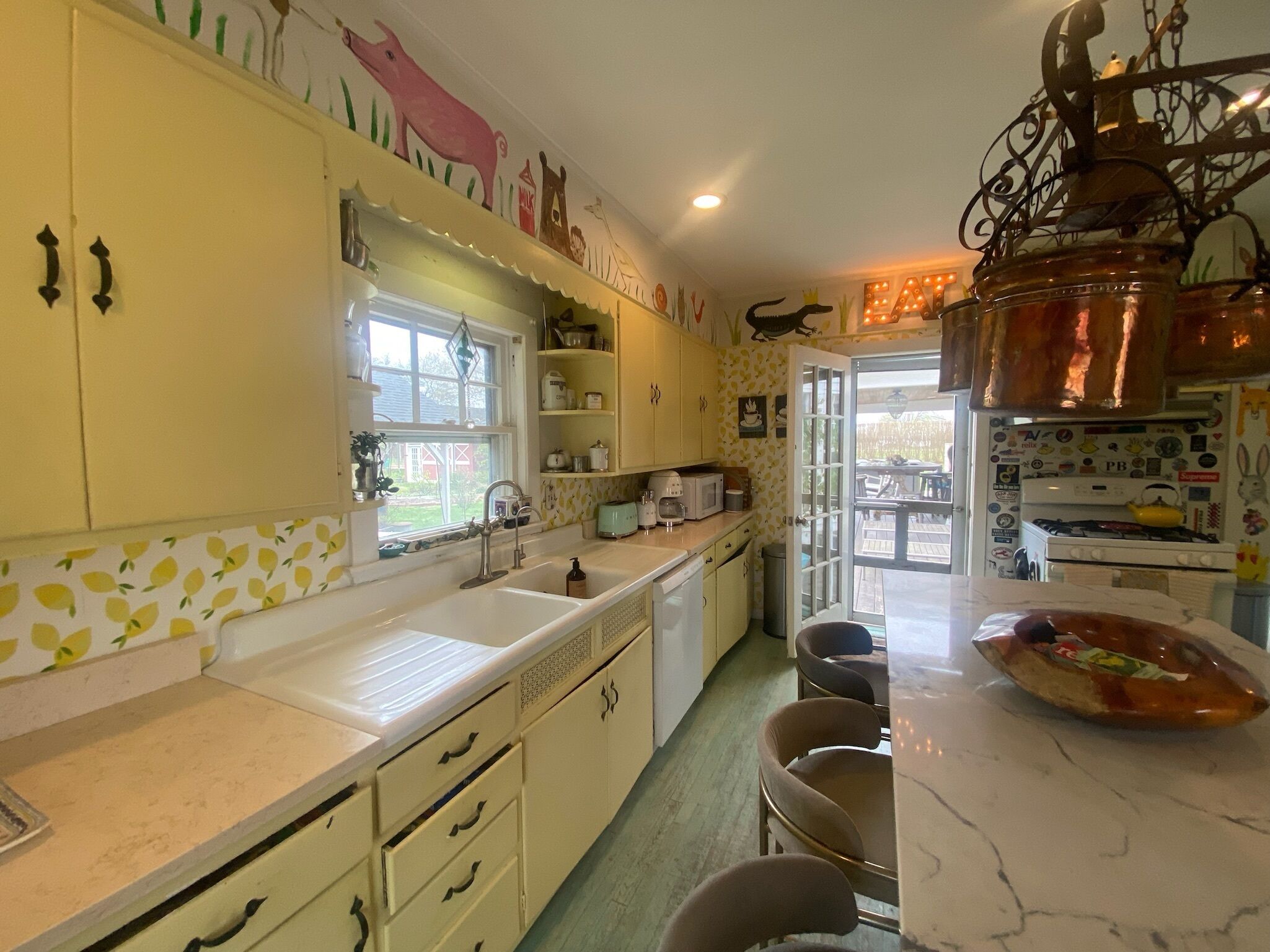 Cutchogue Farmhouse Estate with hot tub and gardens, walk to beach & vineyards