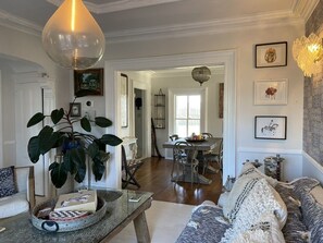 Smart TV, books, stereo, computer monitors - Cutchogue Farmhouse Estate with hot tub and gardens, walk to beach & vineyards (Cutchogue)