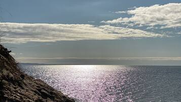 Chaises longues, serviettes de plage