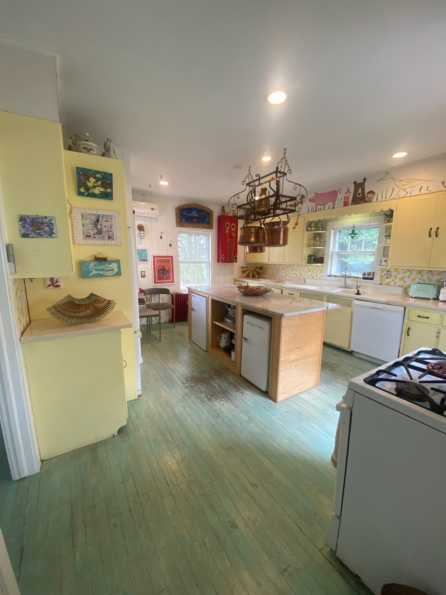 Cutchogue Farmhouse Estate with hot tub and gardens, walk to beach & vineyards