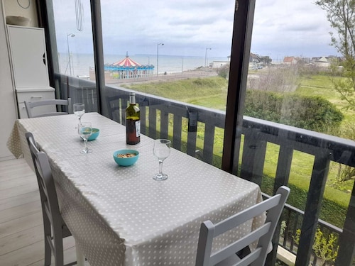 Appartement rénové 2 pièces avec loggia vue mer et parking à Villers-sur-Mer