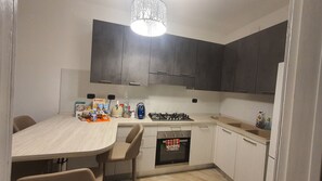 Kühlschrank, Ofen, Herdplatte, Wasserkocher