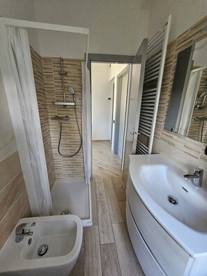 Dusche, kostenlose Toilettenartikel, Haartrockner, Bidet