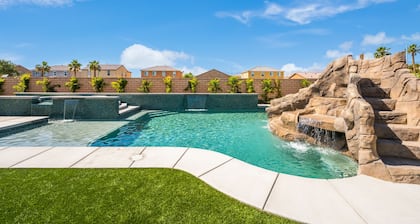 Elegance House- VERY Close to festivals and PGA West, rock slide pool