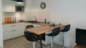Fridge, oven, stovetop, toaster - Cozy 1-BR Apartment with Balcony, Near Beaches, Parking Included (Capbreton)