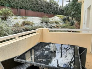 Outdoor dining - Cozy 1-BR Apartment with Balcony, Near Beaches, Parking Included (Capbreton)