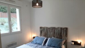 1 bedroom, travel cot - Cozy 1-BR Apartment with Balcony, Near Beaches, Parking Included (Capbreton)