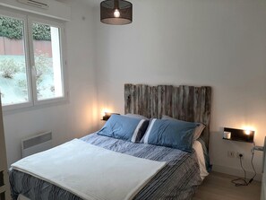 1 bedroom, travel cot - Cozy 1-BR Apartment with Balcony, Near Beaches, Parking Included (Capbreton)