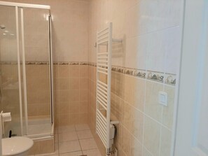 Towels - Cozy 1-BR Apartment with Balcony, Near Beaches, Parking Included (Capbreton)