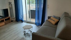 TV - Cozy 1-BR Apartment with Balcony, Near Beaches, Parking Included (Capbreton)