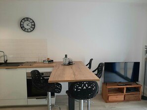 Dining - Cozy 1-BR Apartment with Balcony, Near Beaches, Parking Included (Capbreton)