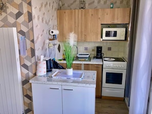 Coffee/tea maker, fridge, microwave, oven