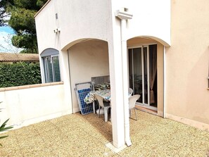 Outdoor dining - Charming T2 for 4, garden, parking, near beach (Cap d'Agde)