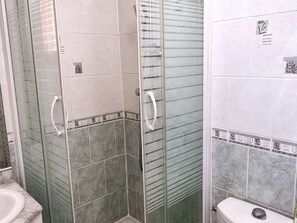 Bathroom - Charming T2 for 4, garden, parking, near beach (Cap d'Agde)