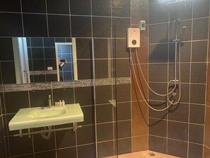 Family Room | Bilik Mandi | Pancuran mandi, kelengkapan dandanan diri percuma, bidet 