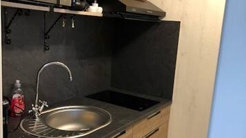 Jääkaappi, mikroaaltouuni, liesi, kahvin-/teenkeitin