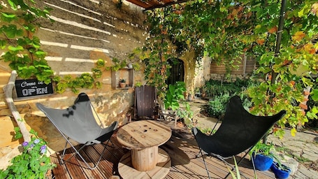 Terrace/patio. Chambre D'hôtes Familiale sur le Causse Corrézien. Calme Assuré. Tarif Pour 2