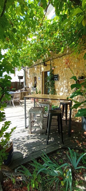 Outdoor dining - Chambre D'hôtes Familiale sur le Causse Corrézien. Calme Assuré. Tarif Pour 2 (St Cernin de Larche)