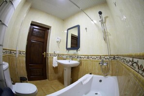 A bathroom with a toilet, sink, and bathtub. - Hotel Sultan Boutique (Samarkand)