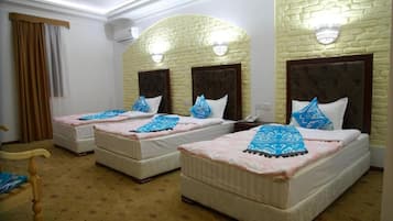 Standard Triple Room | Desk, soundproofing, free WiFi, bed sheets