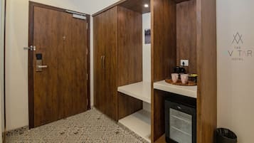 Alcove room | 1 bedroom, minibar, in-room safe, desk