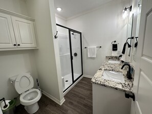 Shower, hair dryer, towels, soap - Stay Tyler @Royal Hills (Tyler)