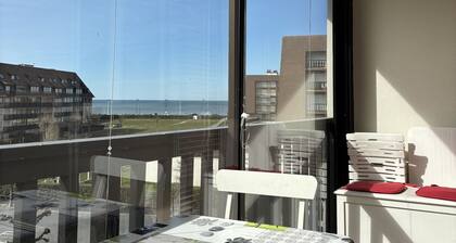 Appartement 2 Pièces avec Loggia Vue Mer et Parking, Près de la Plage