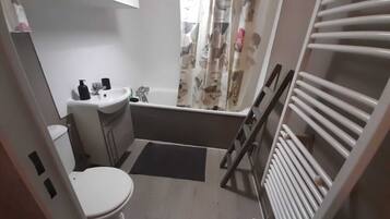 Sèche-cheveux, serviettes fournies, savon, shampoing