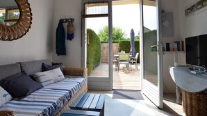 TV - Charming house with private terrace, near beach and shops (La Palmyre)