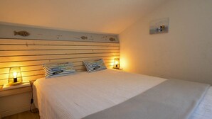 2 bedrooms - Charming house with private terrace, near beach and shops (La Palmyre)