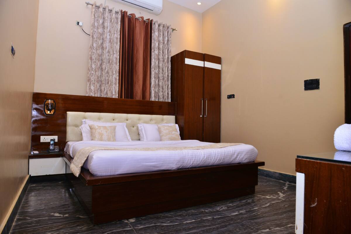 Soundproofing, free WiFi, bed sheets