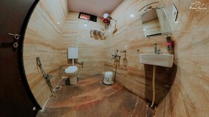 Une salle de bain avec des toilettes, un lavabo et un miroir.