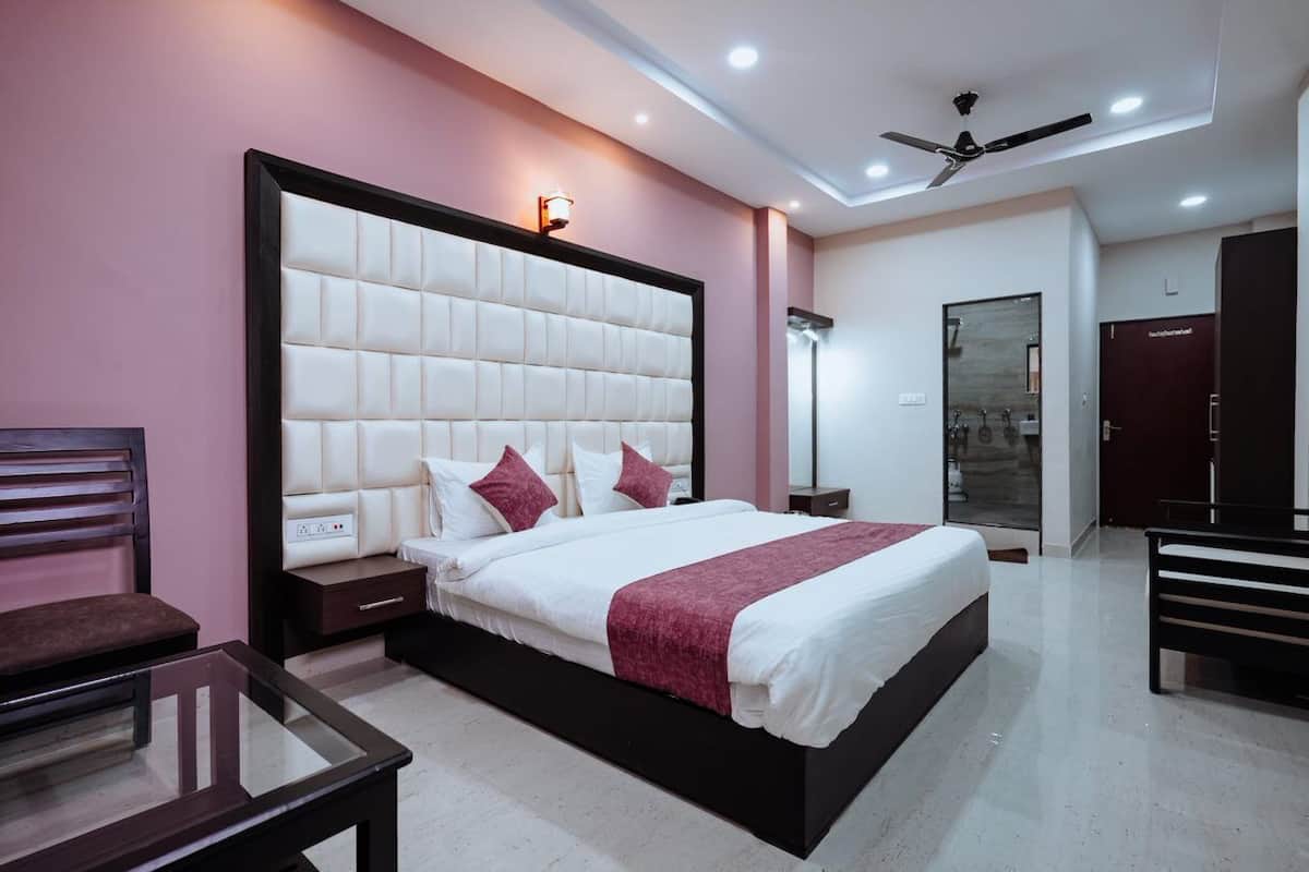 Exclusive Room | 1 bedroom, desk, blackout drapes, iron/ironing board