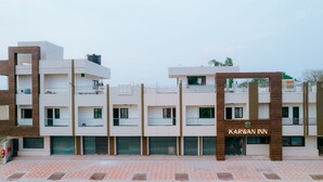 Un edificio de varios pisos con un cartel que dice "Karwan Inn".