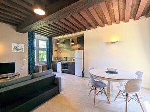Interior - Historic 2BR Cottage with Modern Amenities & Shared Pond in Brenne Park (Communauté de communes Brenne - Val de Creuse-Douadic)