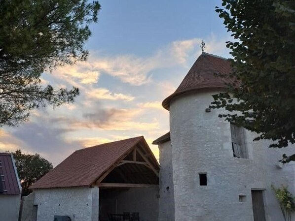 Exterior - Historic 2BR Cottage with Modern Amenities & Shared Pond in Brenne Park (Communauté de communes Brenne - Val de Creuse-Douadic)