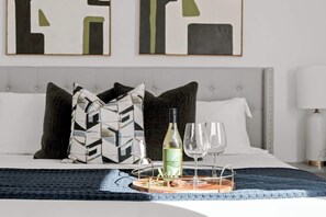 5 slaapkamers, een strijkplank/strijkijzer, reisbedje, gratis wifi