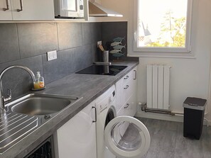 Jääkaappi, mikroaaltouuni, uuni, astianpesukone