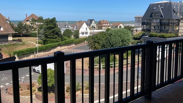 A residential area with houses, a road, and a view of the sea. - 2-room apartment with balcony steps from the beach, WIFI and parking (Villers-sur-Mer)