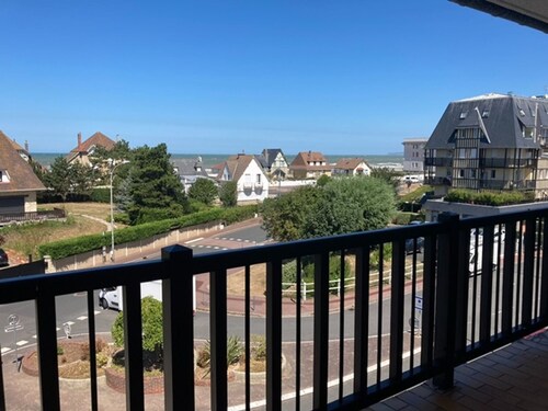 2-room apartment with balcony steps from the beach, WIFI and parking
