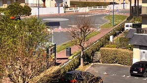 A coastal residential area with houses, a roundabout, and a view of the sea. - 2-room apartment with balcony steps from the beach, WIFI and parking (Villers-sur-Mer)