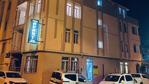 A multi-story hotel with a sign indicating it is an "Inner Apartment Hotel." Several vehicles are parked in front. - Taner Pansiyon (Edirne)