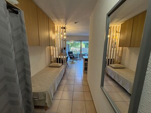 Free WiFi - Beachside Studio - AC, Balcony, Near Shops & Casino, Free WiFi - Perfect Location! (Saint-Raphaël)