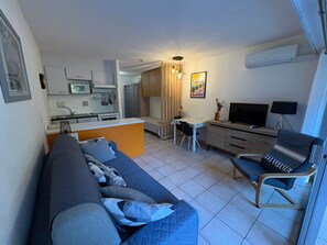 TV - Beachside Studio - AC, Balcony, Near Shops & Casino, Free WiFi - Perfect Location! (Saint-Raphaël)