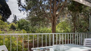 A balcony with a table, chairs, and a railing. - Beachside Studio - AC, Balcony, Near Shops & Casino, Free WiFi - Perfect Location! (Saint-Raphaël)