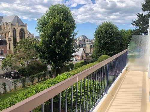 Central 2-room apartment with parking, near the beach